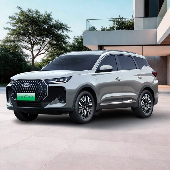 Chery TIGGO 7 in front of a family home
